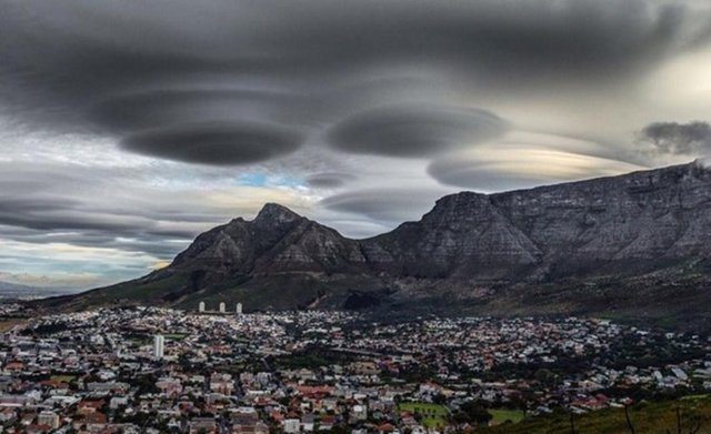 UFOYA BENZERLİKLERİ KORKUTTU! - Güney Afrika'da görünen UFO'ya benzerlikleriyle dikkat çeken bulutlar, görenleri heyecanlandırdı.