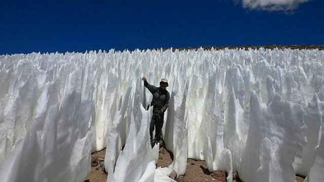 13. Penitente BuzlarıBu dağda gezinti yaparken kaymaz taban ayakkabı giymekte yarar var mazallah. Yüksek dağlarda görülebilen uzun ve ince şekilleri olan, sertleşmiş karlara penitente deniliyor. Bu kadar yüksekte olunca, güneş ışınları buzu eritmeksizin, direkt olarak suya çeviriyor. Bazı alanlarda suyun buhara dönüşmesi daha hızlı şekilde gerçekleşiyor. Böylece düz kar yüzeyinde bir takım çökmeler yaşanıyor. Bu çökmeler sonrasında, işte bu ince uzun kar şekilleri ortaya çıkıyor.