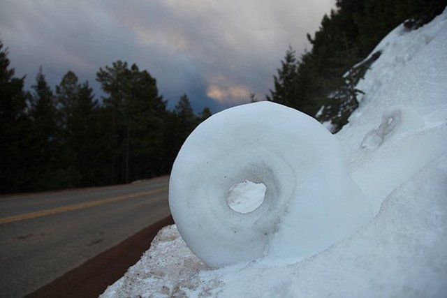 18. Kar Çörekleri (Snow Donuts)Sıcağı makbul ama ne yapalım, elimizde bunlar var. Bazen büyük kar parçaları ve içindeki bazı başka maddeler, rüzgarla savruluyor ve birikebiliyor. Ancak ortadaki kısım zayıf kalıyor ve rüzgar yüzünden düşüyor. Böylece ortaya donut şeklinde, ortası boş kar birikintileri çıkıyor.
