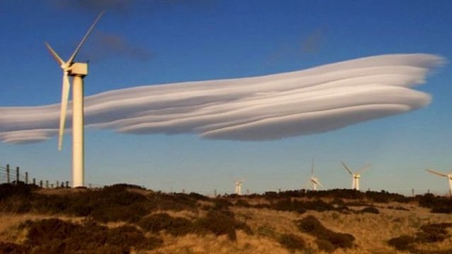 12. Lentiküler Bulutlar (Big Canyon Clouds)En ilgi çekicilerinden biri de Büyük Kanyon Bulutları. Lens şeklindeki bu bulutlar, nemli hava bir dağın üzerinden geçtiği sırada ortaya çıkıyor. Bulut bu geçiş sırasında katman katman oluyor. Garip bir şekli olduğu için bu bulutlar bazen UFO zannedilebiliyor.