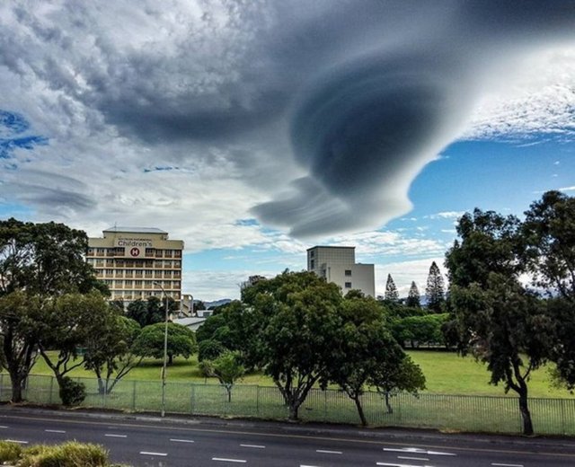 Uzmanlar ise bu olayın sıradan bir doğa olayı olduğunu ve bu şekildeki bulutlara "lenticular" bulutlar dendiğini belirtiyor.