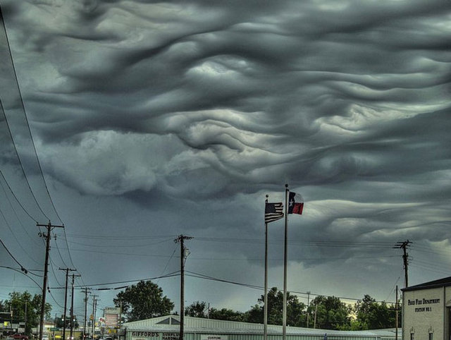 22. Undulatus asperatus: Cloud Appreciation Society ( Bulut Değerlendirme Kurulu ) adlı grubun önerisi ile yakın zaman içinde adlandırılmış ve Cenevre'de bulunan Dünya Meteoroloji Örgütü tarafından kabul edilmiş bir bulut türü.