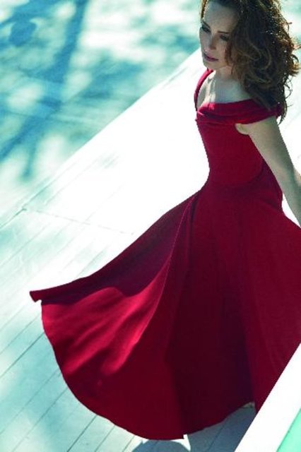 Özel hayatıyla ilgili soruları da cevaplayan oyuncu, "Evlilik aşkı öldürüyor mu?" sorusuna, "O duygunun aynı şiddetle uzun yıllar devam edeceğini düşünmüyorum. Bu, aşkın doğasına aykırı" cevabını verdi. -