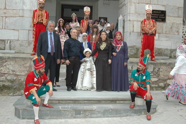 Mehmet Özcan ise "Böyle tarihi mekânlarımızın işlevsel olarak da kullanılabileceğini bu şekilde anlamak ve anlatmak istedik. İstiyoruz ki, tarihimiz, kültürümüz her vesileyle dile getirilmiş olsun. Bir baba olarak bugün çok heyecanlıyım" dedi.