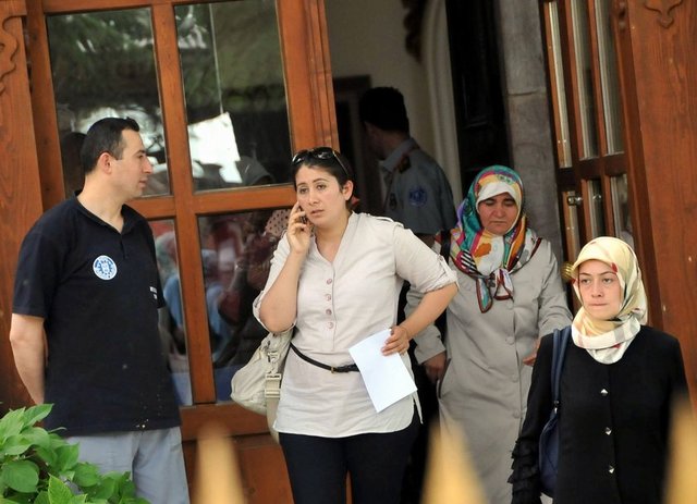 Vatandaşlar, "Başka şehirlerden ecdadımıza dua etmek için geldik. Cami ve türbe avlusunda düğün mü olur? Çalgı sesinden ne dua edebildik, ne namaz kılabildik. Düğün ve cemiyetlerin yapılacağı yer belli" diye tepkilerini dile getirdi.
