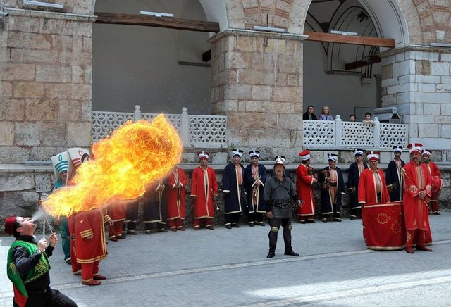Mehter ve kılıç kalkan ekibi gösteri yaparken, ateşbaz da nefes kesen bir gösteri sundu. Tahtabacak, Karagöz gösterileri de yapıldı.