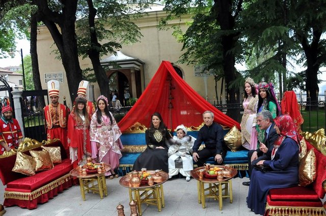 Bursa Vali Yardımcısı Mehmet Özcan, padişah Murad Hüdavendigâr'ın türbesinin de içinde bulunduğu Çekirge'deki tarihi caminin avlusunda 6 yaşındaki oğlu Mehmet için çalgılı ve ateşbazlı sünnet düğünü yaptı.