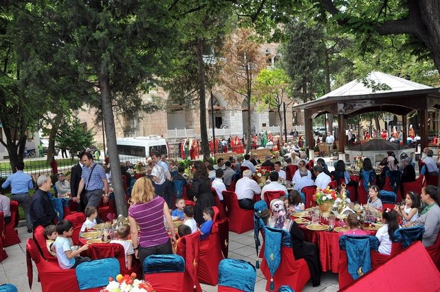 Vali Yardımcısı Mehmet Özcan ve eşi Nükhet Özcan, misafirlerini, masalarla donatılan cami avlusunda ağırladı.