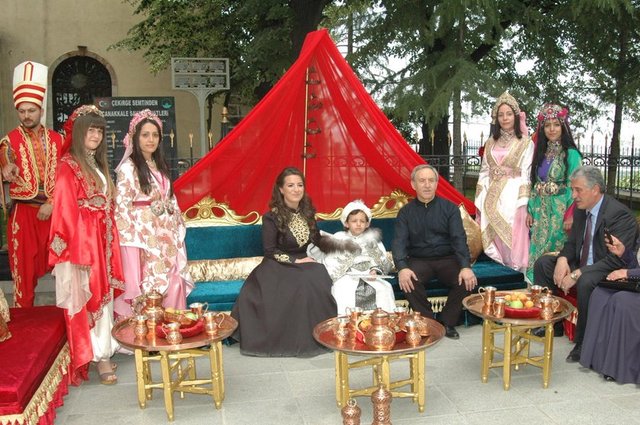 Türbenin hemen önüne küçük Mehmet için kurulan tahta oturan misafirler, sünnet çocuğuyla bol bol fotoğraf çektirdi.