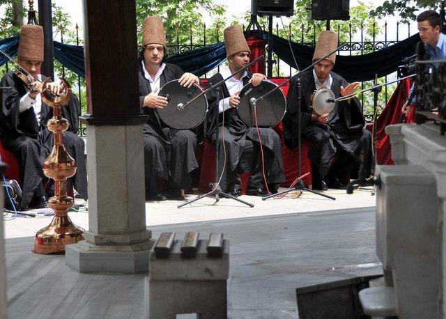 Yetkililer, düğünün protokole aykırı olduğunu belirterek, "Bu düğün orada doğru olmamış" yorumunda bulundu.