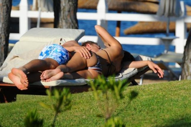 Kız arkadaşıyla tatilde olan Alman kaleci Manuel Neuer, bir anda fazla aşka gelince paparazzilere fena yakalandı.