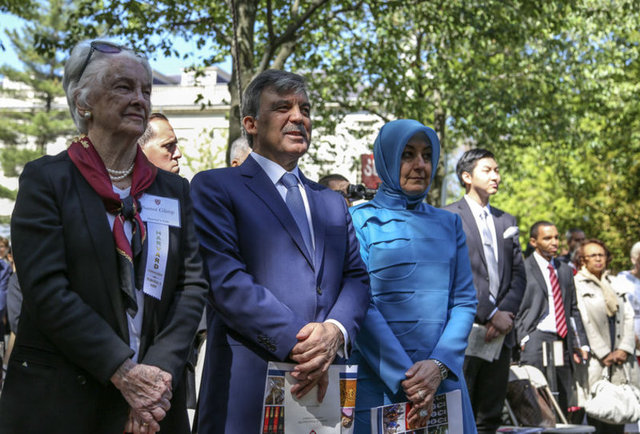 Ayrıca törende eski ABD Başkanı George H. W. Bush, ses sanatçısı Aretna Franklin, economist Joseph E. Stiglitz, sanat tarihçisi Seymour Slive, yazar Isabel Allende ve Newyork Belediye Başkanı Michael Bloomberg'e de Harvard Üniversitesi tarafından fahri do