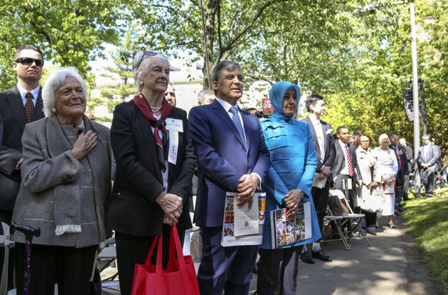 CUMHURBAŞKANI GÜL, FAHRİ DOKTORA ÜNVANI VERİLEN KİŞİLERİ AYAKTA ALKIŞLADI  -  - Gül, törenden ayrılırken Türk gazetecilerin duygularını sorması üzerine, güzel bir mezuniyet töreni olduğunu ve aile arasında katılım sağladıklarını söyledi.
