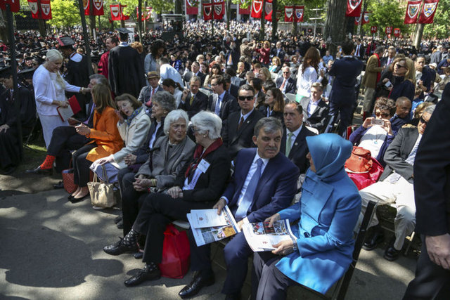Törende eski ABD Başkanı George H. W. Bush, ses sanatçısı Aretna Franklin, economist Joseph E. Stiglitz, sanat tarihçisi Seymour Slive, ve Newyork Belediye Başkanı Michael Bloomberg'e de Harvard Üniversitesi tarafından fahri doktora ünvanı takdim edildi