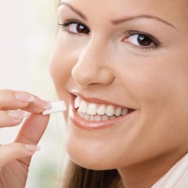 Tükürük ağız kokusu ile savaşmanın en kolay yoludur. İçinde yemek parçacıklarını yerinden söküp mideye gönderecek güçlü enzimler, güçlü bakteri öldürücü antibiyotikler vardır. -