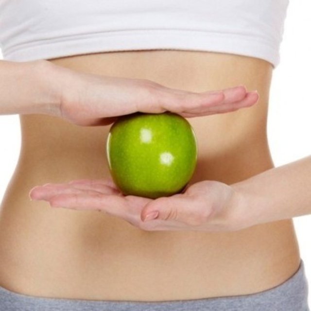 Diyet mevsiminin başladığı bu günlerde eğer düşük karbonhidratlı diyet yapıyorsanız bir başka kötü nefes sorunu ile karşılaşabilirsiniz. Düşük karbonhidratlı diyetlerde vücut enerji kaynağı olarak keton cismi denen maddeleri üretir ve kullanır.