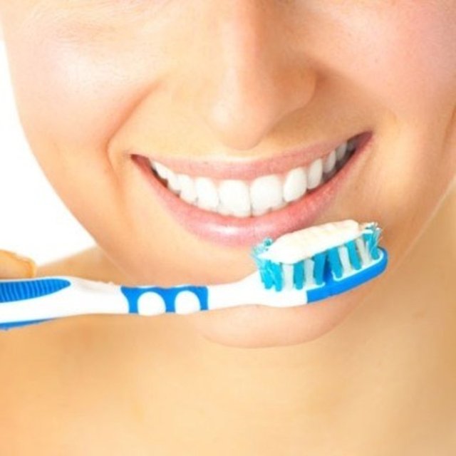 Diş çürükleri, diş eti iltihapları ağız kokusunun önemli nedenlerindendir. Ağız içi herhangi bir enfeksiyon bakteri üremesini artıracağı için daima ağız kokusuna neden olur.