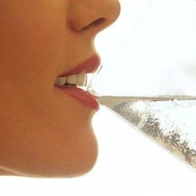 Yaşlandıkça vücut kuruluğu artar. Su içmenin sağlığınız için çok fazla etkisinin yanı sıra ağız kuruluğunu önlemek gibi bir faydası da vardır.