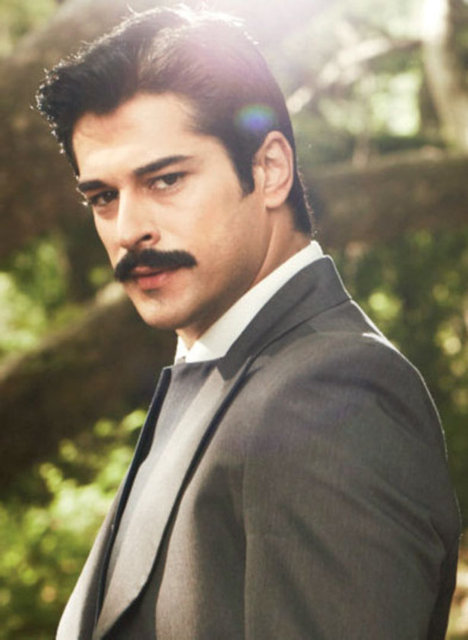 Burak Özçivit, bu yaz çekeceği aşk filminde oynaması için Miss Turkey güzeli Amine Gülşe'ye teklif götürdü.