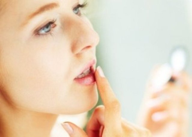 Dudak nemlendiricisi kullanmak