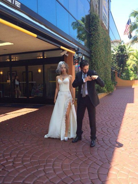 Taze evliler nikâhtan sonra üstü açık bir otomobille Beverly Hills'te tur attı. Gelinin, üstü büstiyeri andıran derin yırtmaçlı gelinliği dikkat çekti.