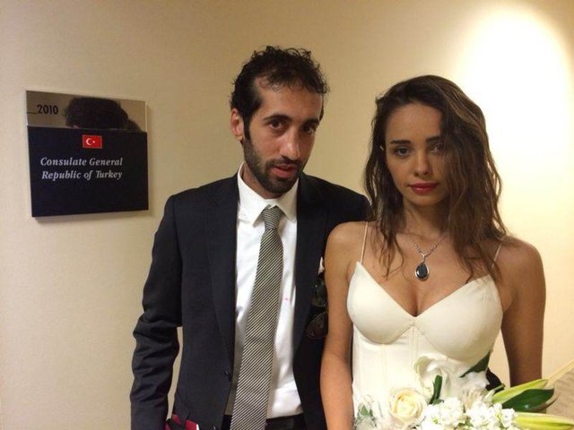 Oyuncu Pelin Sönmez, önceki gün işadamı Cengiz Çolak'la Los Angeles'taki Türk Konsolosluğu'nda hayatını birleştirdi.