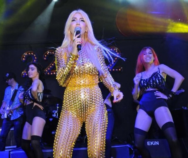 Yüksek bir sahne performansı sergileyen Hande Yener'e, 2'si kadın 4 dansçı eşlik etti.