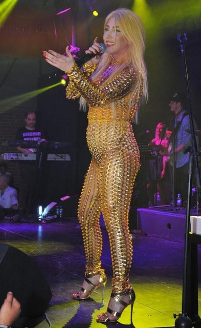 Yener, bin kişinin izlediği konserde giydiği elbisesiyle de dikkatleri üzerine çekti. Hareketli şarkılar eşliğinde dans eden ve altın yaldızlı bir kıyafet giyen Yener'in kilo aldığı görüldü.