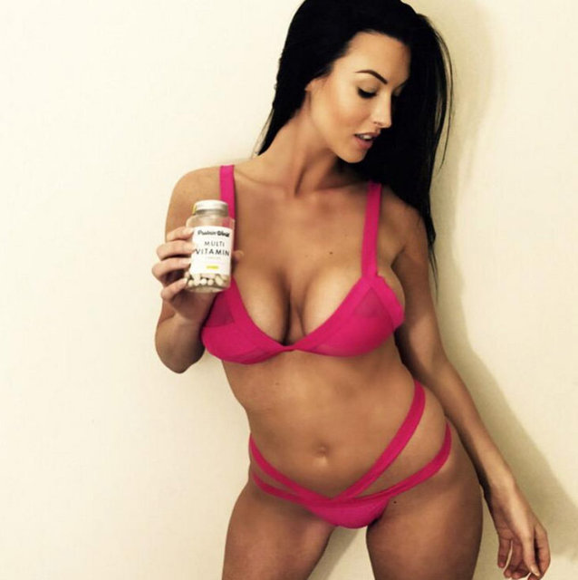 Seksi güzel Alice Goodwin, "Gemiyle arabayı bir ülkeden başka bir ülkeye götürmenin maliyetinin ne kadar olduğunu bilen var mı?" şeklinde bir tweet attı. 