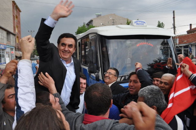 MAHMUDİYE - CHP Mahmudiye İlçe Başkanı Ruhi Önen, resmi olmayan sonuçlara göre, Eskişehir'in Mahmudiye  -  - ilçesinde belediye başkanlığını, CHP'nin adayı İshak Gündoğan'ın kazandığını bildirdi.