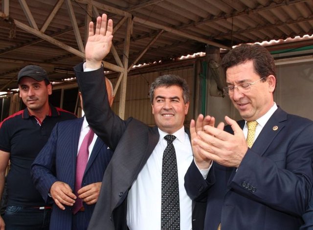 BUHARKENT - AK Parti Aydın Milletvekili Gültekin Kılınç, Buharkent ilçesinde yeniden yapılan seçimde belediye  -  - başkanlığını resmi olmayan sonuçlara göre, adayları Mehmet Erol'un kazandığını bildirdi.