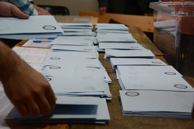 YSK, MHP'nin 7 oy farkla kazandığı seçimi oy kullanma ehliyeti olmayan 10 kısıtlı seçmene oy kullandırıldığı gerekçesiyle iptaline karar vermişti.