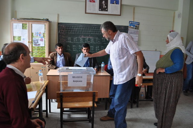 1360 seçmenin oy kullandığı Bağlama'da 1337 oy geçerli sayıldı.