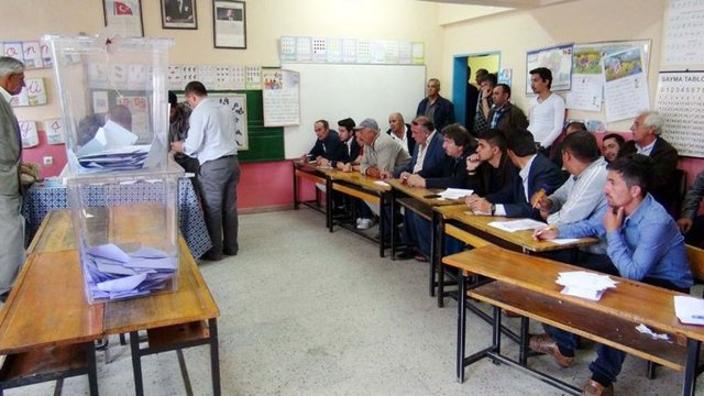 788 seçmenin oy kullandığı Emirdağ'da  784 oy geçerli sayıldı.