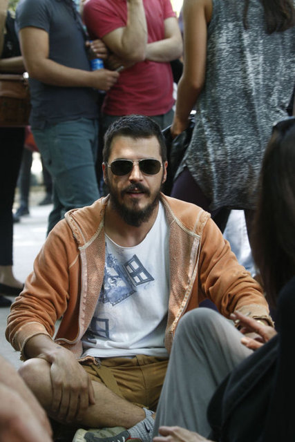 İTALYA'DA STRES ATACAKDört gün boyunca ozon gazıyla yapılan temizliğin de istenen sonucu vermemesi üzerine ailesiyle başka bir villaya geçen Mehmet Günsür, şimdi eşyaların yeni eve taşınması ve dekorasyon işleriyle meşgul.