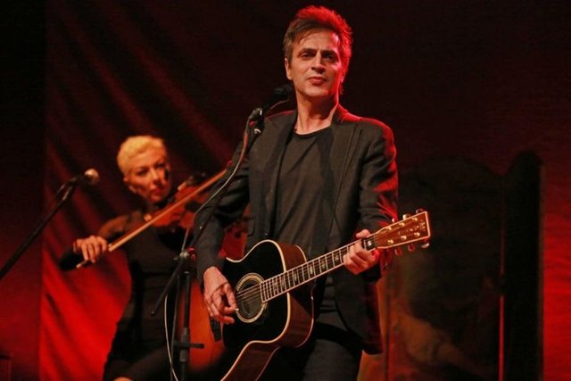 TEOMAN SAHALARA DÖNDÜ  - Yıllarca çapkınlıklarıyla adından söz ettirdikten sonra 1.5 yıl önce Ayşe Kaya ile evlenen ve 9 ay önce de kız babası olan Teoman sahalara döndü!