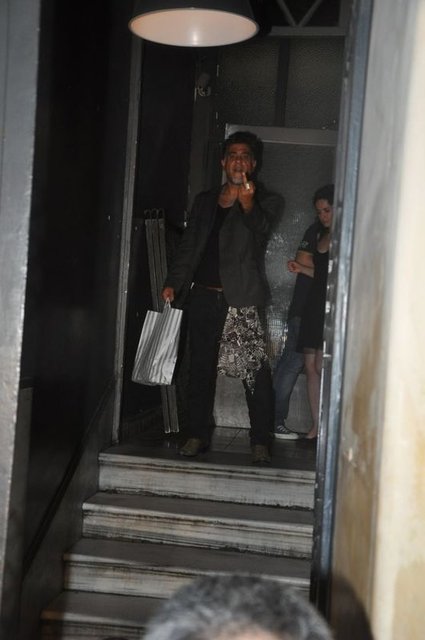 Kapıya gelen ünlü şarkıcının arkadaşları, gazetecilere el hareketi yapıp hakaret etmişti.