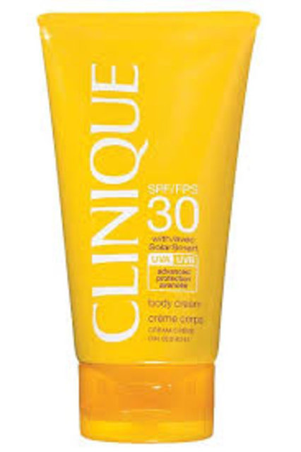 Clinique Sun Body Cream SPF 30 SolarSmar teknolojisi sayesinde cildin UVA ışınlarına karşı UVB ışınlarına göre 3 kat daha fazla korunmasını sağlıyor. Yağ içermiyor, gözenekleri tıkamıyor ve hassas ciltler için de uygun.