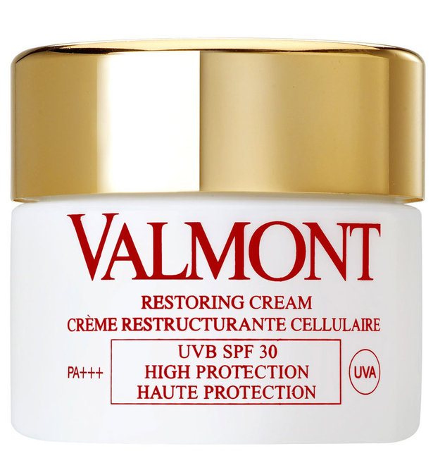 Valmont Restoring Cream SPF 30 omuzlar, eller ve dekolte gibi hassas bölgelirin korunması için SPF 30 UVB ve yaşlanmaya karşı mücadeleye yardımcı olmak için UVA karşıtı korumaya sahip, özel bir güneş ürünü.