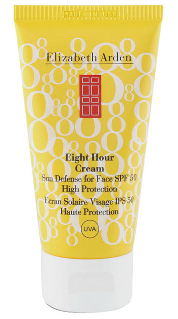 Elizabeth Arden, Eight Hour Sun Cream, sekiz saate kadar cildinizi hem nemlendiriyor ve güneşten koruyor. Hafif ve yağsız bir losyon. Zararlı UVA / UVB ışınlarına karşı cildin korunmasına yardımcı oluyor, üstelik tüm cilt tipleri için uygun.