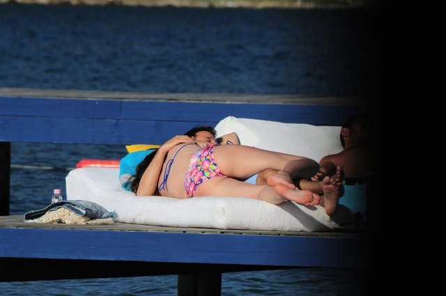 Çiçeği burnunda çift önceki gün tatil için Bodrum'a geldi. Gölköy'deki Flamm Beach'in iskelesinde görüntülenen çift oldukça samimi pozlar vermişti.