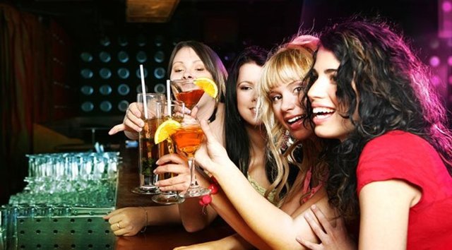 Alkol tüketimini azaltmamak: Yapılan pek çok araştırmada alkol tüketiminin iştahı açtığı ve yeme isteğini artırdığı kanıtlandı. Üstelik alkol tüketimi göbek bölgesindeki yağlanmayı da hızlandırıyor...