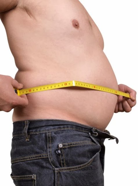 Özellikle bira, göbek yağlanmasına neden olan alkollü içeceklerin başında geliyor. Beslenme uzmanları kilo vermek isteyenlere alkol tüketiminin sınırlandırılması şartını getiriyor.