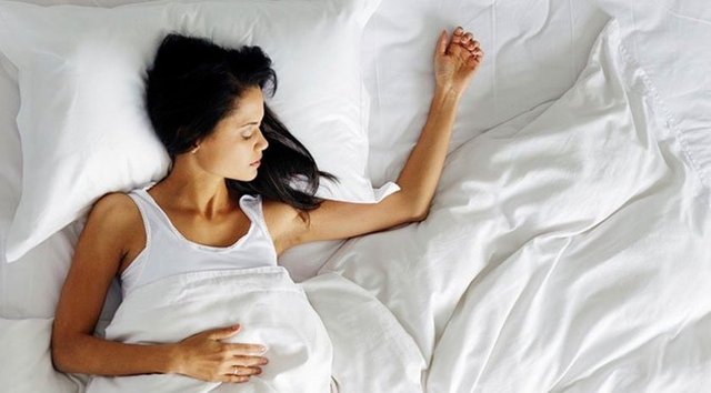 Ayrıca 8 saatten az uyuyan kadınlar günde 300 kalori de daha fazla alıyor. Bunun en büyük nedeni ise uykusuzluğun açlık krizleri yaratması ve kişileri yemek yemeye yönlendirmesi.