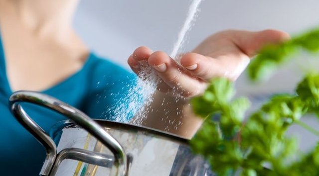 Öğünlerde fazla tuz tüketmek: Öğünlerinizde aşırı tuz tüketiyorsanız şişkinliğin önüne geçmeniz neredeyse imkânsız. Aşırı tuz tüketimi vücutta su tutar ve ödem oluşmasına neden olur...