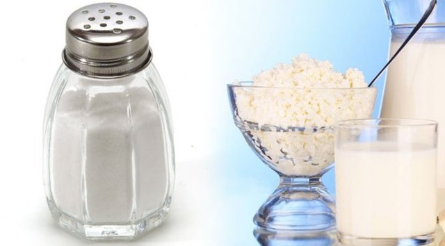 Öğünlerinizde yemeklere ekstra tuz eklemeseniz bile salata sosları, süzme peynir, bazı süt ürünleri gibi yiyeceklerden fazlasıyla tuz alırsınız.