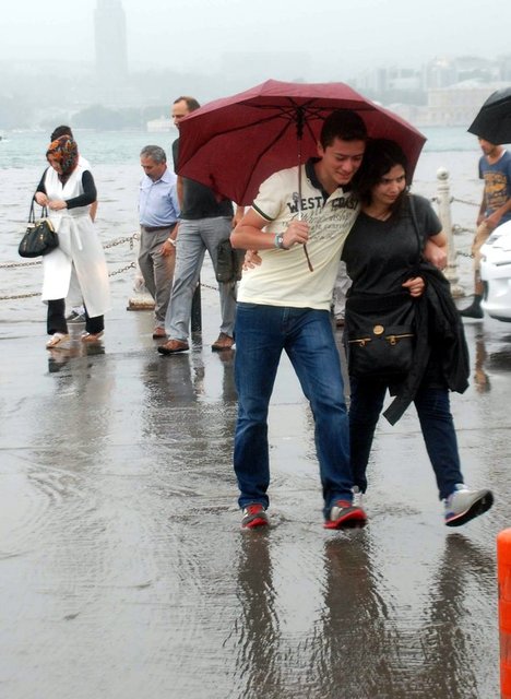İstanbul güne yağmurla başladı. Sağanak yağışla beraber Üsküdar'da deniz ve kara yine birleşti.