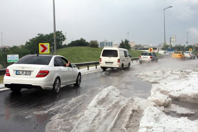 Dolu nedeniyle trafik durma noktasına gelirken, acil müdahale ekibi dolu birintkisini kaldırmak için çalışma yaptı. -