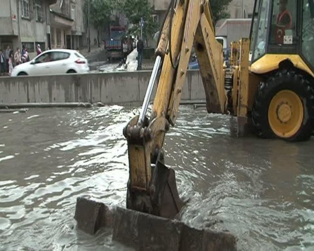 Önceki gün Bağcılar Kemalpaşa mahallesi, Mehmet Akif Bulvarı'ndaki rogarlar dolu ve ardından başlayan sağanak yağış nedeniyle taşmıştı