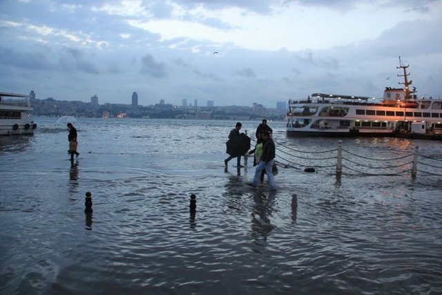 Üsküdar'da saat 20.00 sıralarında bastıran sağanak yağış, önceki gün meydana gelen şiddetli yağış sonrası ortaya çıkan duruma benzer görüntülere yol açtı.